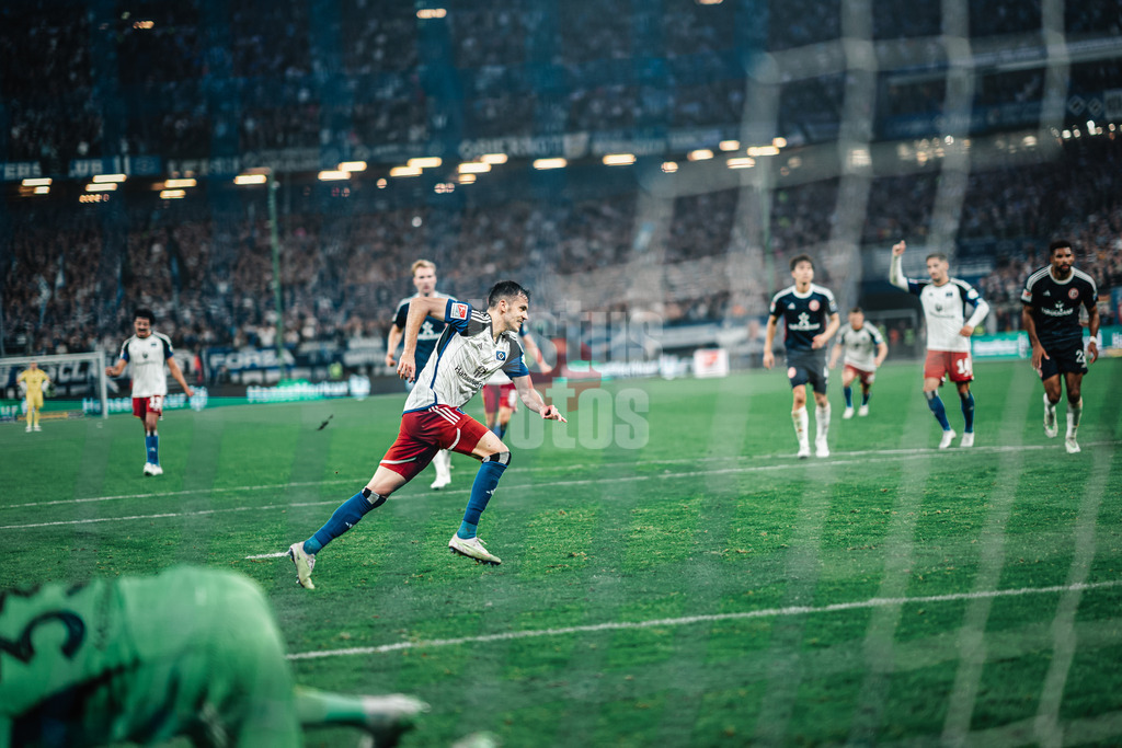 Fußball | Männer | Saison 2023/2024 | 2. Fußball-Bundesliga | Hamburger SV vs. Fortuna Düsseldorf | 29.09.2023 | Laszlo Benes (#8, HSV) verwandelt den Elfmeter zum 1:0 Tor