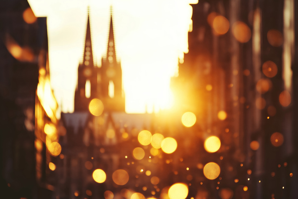 2601015 - Traum von Köln | Fantasievoller Blick auf den Kölner Dom mit magischen Lichteffekten im Stil einer Fotografie.