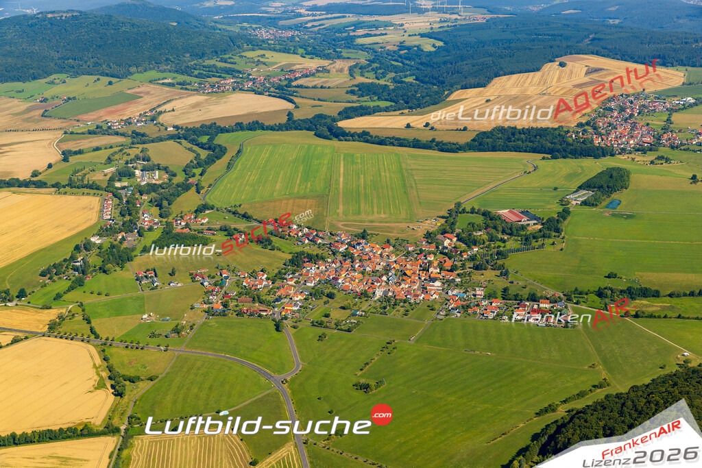 Luftbild der Stadt Oechsen - Das Luftbild wurde 2025 vom UL-Flugzeug heraus erstellt ( keine Drohnenaufnahme ) - Hochauflösende Luftaufnahme - für Wandbilder und großformatige Ausdrucke geeignet. Das besondere Geschenk!Hier alle&nbsp;Infos zur Lizenzierung der LuftaufnahmeWir fliegen auch dieses Jahr wieder in Ihre Region um Luftbilder zu erstellen.- Luftbild anfragen
