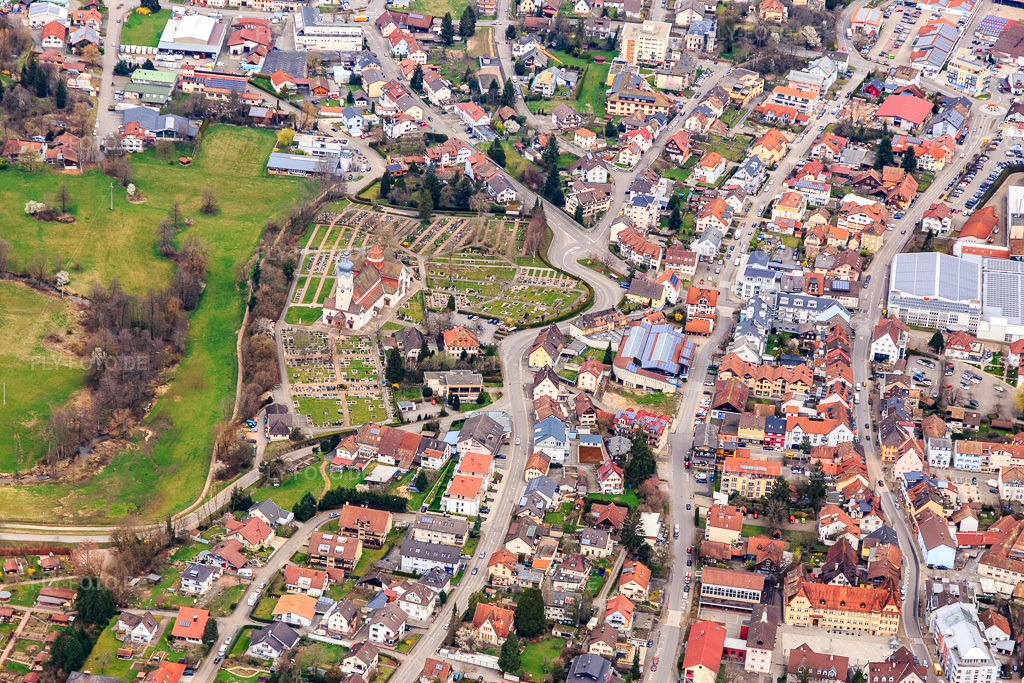 Luftbild: Friedhof Wehr mit Kirche St. Martin in Wehr im Bundesland Baden-Württemberg in Deutschland. – Foto: IMG_120166.jpg vom 17.03.2020 durch Werner Riehm/FLY-FOTO.de – Auflösung des Originals: 5472 x 3648 px – Stadt Wehr – Röm. - Kath. Kirchengemeinde Hochrhein-Südschwarzwald