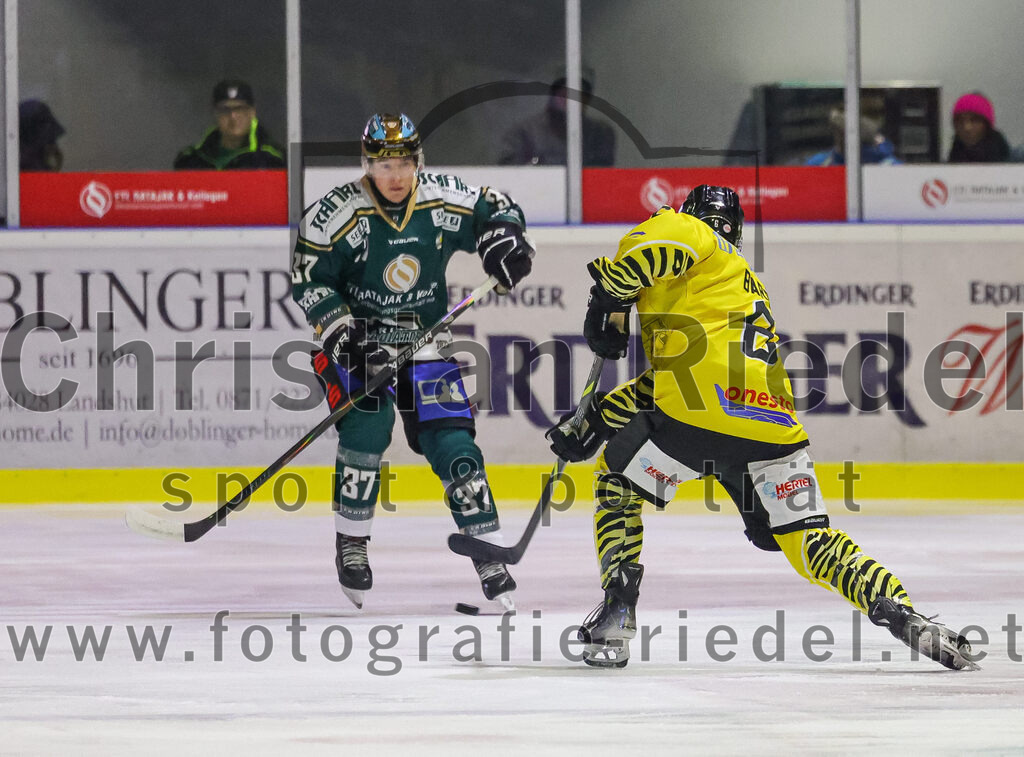 2025-12-28_063_TSV_Erding_gegen_onesto_Tigers_Bayreuth | Erding, Deutschland, 28.12.2025:Eishockey, Oberliga Süd 2025 / 2026, 31. Spieltag, TSV Erding gegen onesto Tigers Bayreuth, Endergebnis: 6:5 n.V.Thomas Matheson (Erding Gladiators, #37), Jan Pietsch (onesto Tigers Bayreuth, #8)Foto: Christian Riedel / fotografie-riedel.net