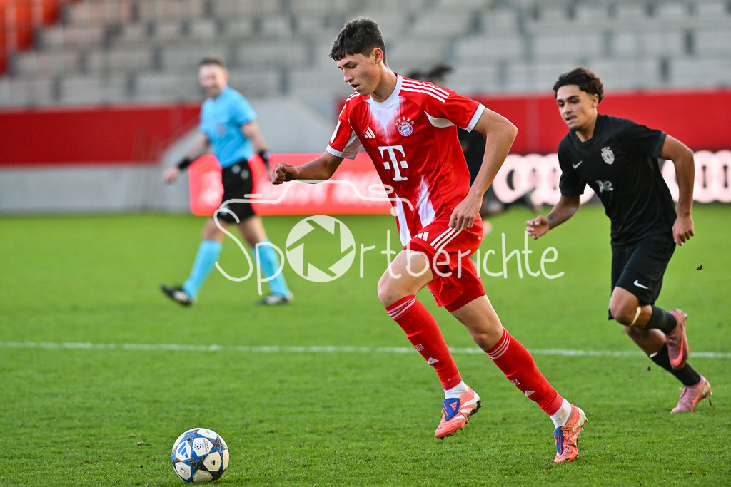 FC Bayern München U19 - Sporting Lissabon U19 | MUNICH, GERMANY - 09. DECEMBER: am Ball Filip PAVIC (FC Bayern München U19 12) / Einzelfoto / Freisteller während dem Match zwischen der U19 des FC Bayern München und der U19 von Sporting Lissabon am 6. Spieltag der UEFA Youth League Ligaphase am FC Bayern Campus