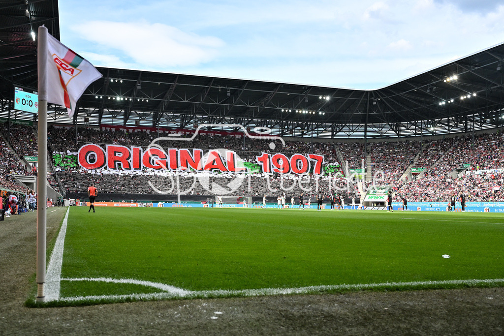 FC Augsburg - SG Eintracht Frankfurt | die Fans der Hausherren haben zu Beginn der Partie eine Choreo vorbereitet / Utlras / Bundesliga: FC Augsburg - Eintracht Frankfurt, WWK Arena am 20.04.2025