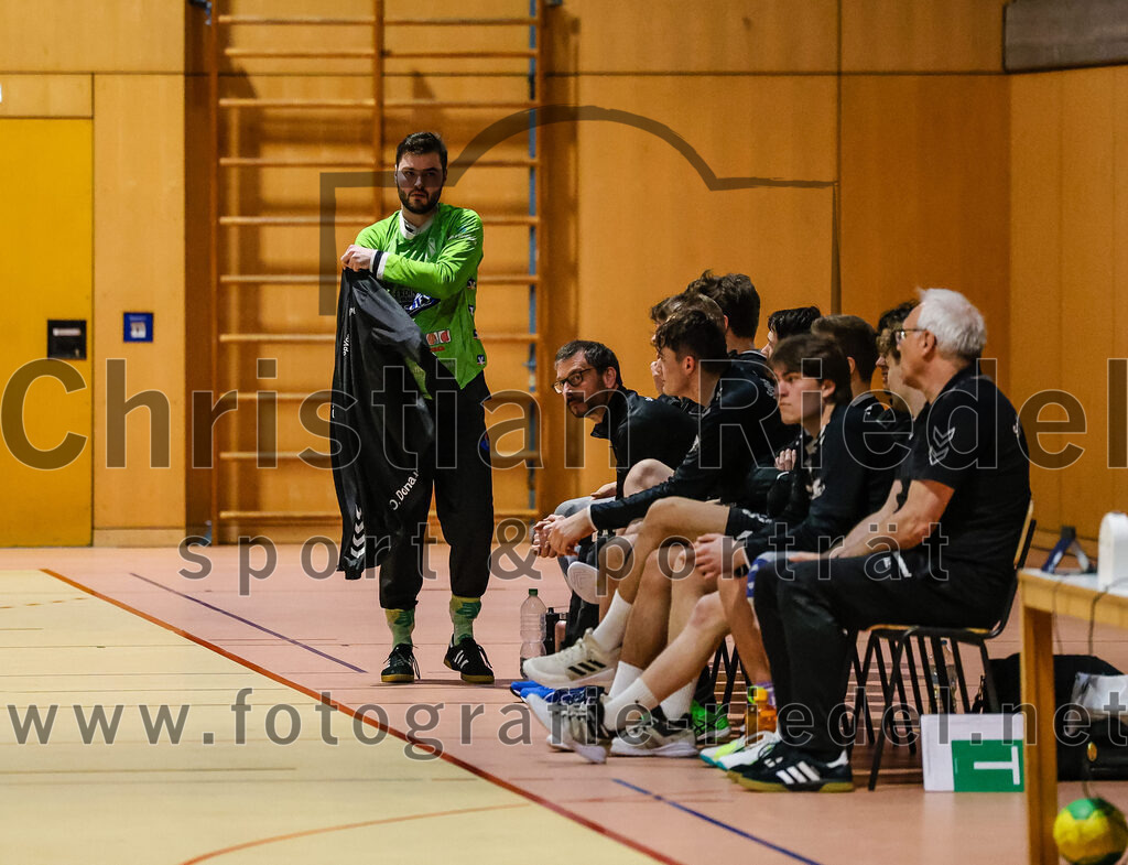 2024-03-23_013_SpVgg_Altenerding_II_gegen_ASV_Dachau_III | Erding, Deutschland, 23.03.2024:
Handball, Bezirksklasse Männer Staffel Süd West 2023 / 2024, 14. Spieltag, SpVgg Altenerding II gegen ASV Dachau III, Endergebnis: 24:32

Torwart Otto Donaubauer (SpVgg Altenerding, #1), Trainer Alfred Lößl (SpVgg Altenerding)

Foto: Christian Riedel / fotografie-riedel.net