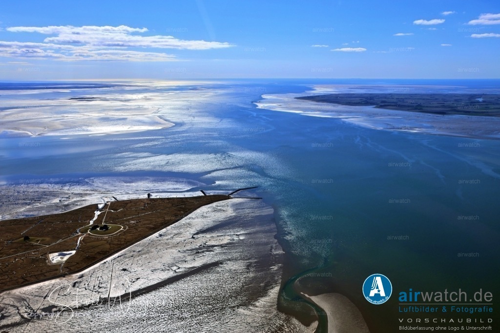 Luftbild Nordstrandischmoor, Lüttmoor, Bio­sphä­ren­re­ser­vat | Nordstrandischmoor ist durch einen flachen Steindeich umgeben und besteht aus vier Warften, aufgeschütteten Hügeln, die die Bewohner vor Sturmfluten schützen.
