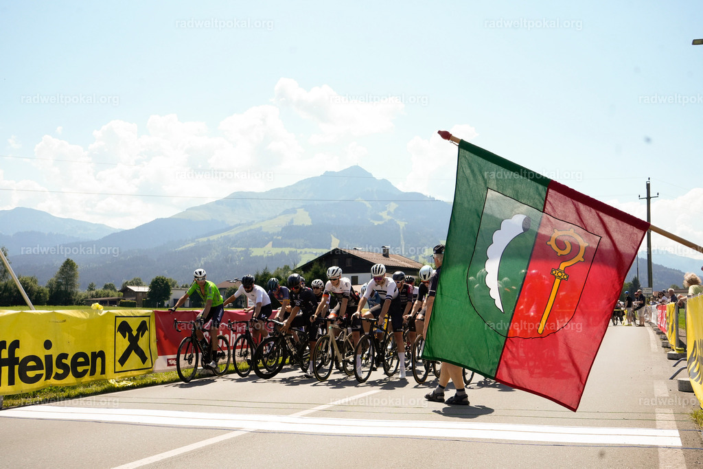101_20230817_Bewerb_Maenner_Muehlanger | AUT - OESTERREICH, 2023-08-16: SPORT RENNRAD-FAHREN - 55. INTERNATIONALER RADWELTPOKAL IN ST. JOHANN IN TIROL  - Vintage-Radrennen mit WM-Bronze-Medaillen-Siegerin Christina Schweinberger, den Teilnehmer und Alexander Baumann (vom Orginastions-Team) - TAG 2 BEWERB MAENNER IN SECHS GRUPPEN  ; Foto: Roland Muehlanger