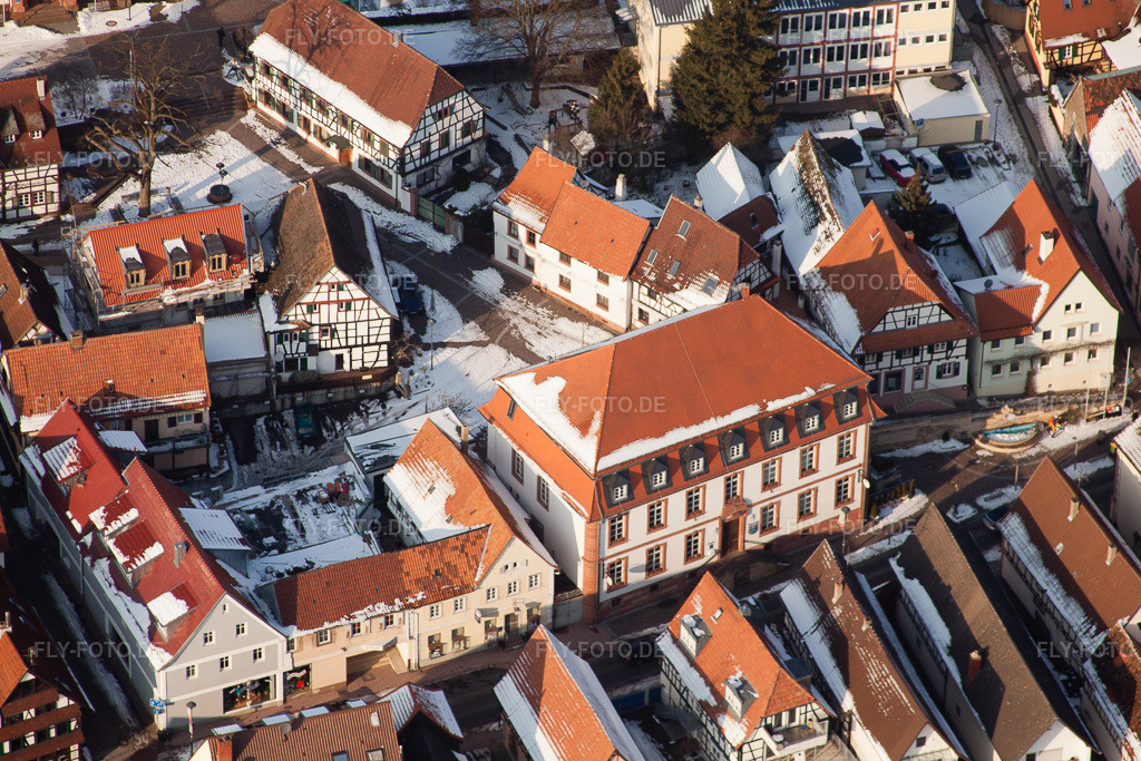 Luftbild: Rathaus, Hauptstraße im Winter bei Schnee in Kandel im Bundesland Rheinland-Pfalz in Deutschland. Foto: IMG_24390.jpg vom 16.02.2010 durch Werner Riehm/FLY-FOTO.de