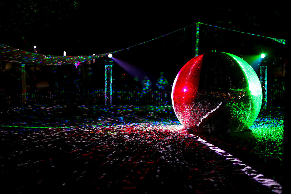 07 Mirror Mirror on the Ball_003 | Bildergalerie von Sport-Ereignissen aber auch von weiteren spannenden Dingen - nicht nur vom Niederrhein. In Anlehnung an den bekannten Spruch von Hanns Dieter Hüsch heißt das Motto: "Niederrhein ist überall".  - Realisiert mit Pictrs.com