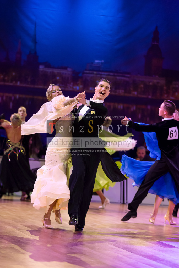20241215_WDSF_Int_Open_Std-Riga-9355 | Tanzsportbilder, Standardtanz, Lateintanz, WDSF, DTV, LTVB, dancecomp, goc, hessen tanzt, blaues band der spree, walzer, tango, wiener walzer, slowfox, quickstepp, samba, rumba, cha-cha-cha, paso doble. jive, hd-kroft photography, turniertanzsport
