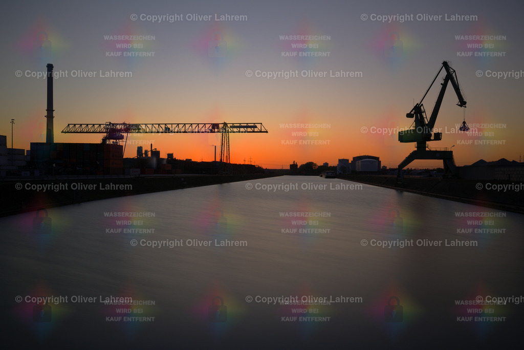 Abendrot über dem Hafen | Eine Langzeitbelichtung des Hafens von Aschaffenburg in Bayern, bei einem Wolkenlosen Abendrot.