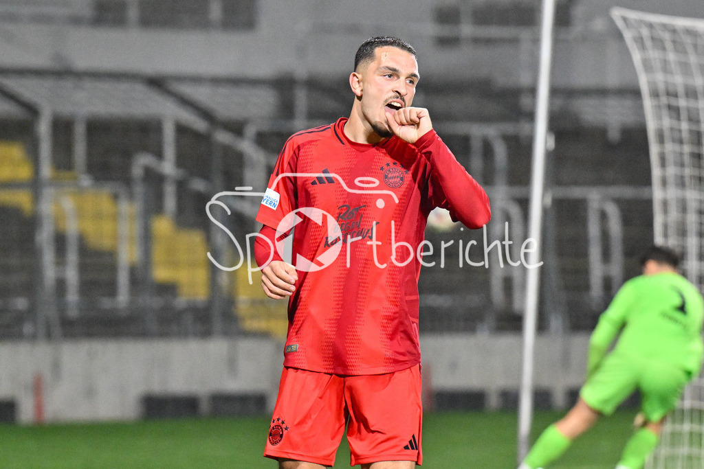 FC Bayern Amateure - FV Illertissen | im Bild Arijon IBRAHIMOVIC (FC Bayern München II #10) aergert sich ueber eine vergebene Chance / Freisteller / Einzelfoto