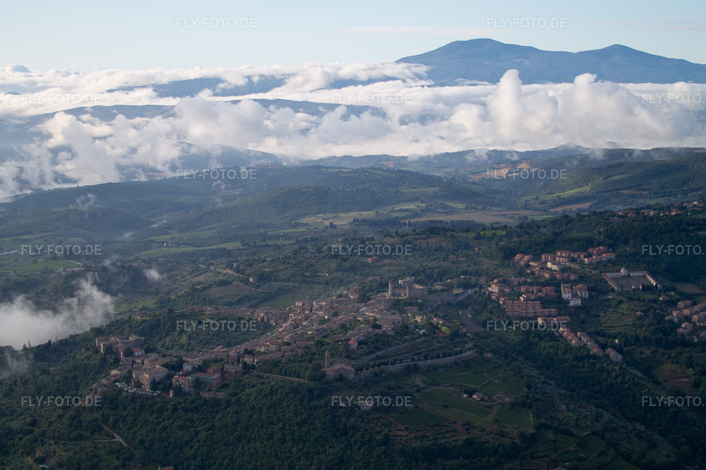 Luftbild: Ortsansicht in Montalcino im Bundesland Siena in Italien. Foto: IMG_43690.jpg vom 28.07.2011 durch Werner Riehm/FLY-FOTO.de