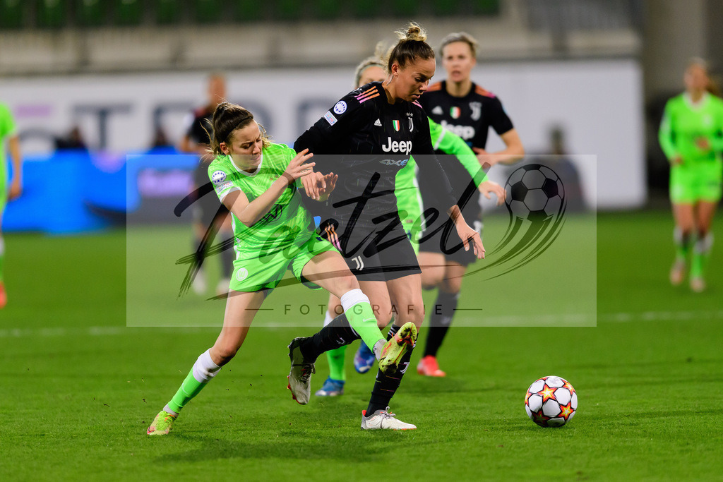 WOBJUV20211118_054 | Fussball, Frauen: Joelle Wedemeyer (VfL Wolfsburg) und Andrea Staskova (Juventus FC) im Zweikampf bei dem Spiel der UEFA Women´s Champions League zwischen VfL Wolfsburg und Juventus Turin im AOK-Stadion am 18.11.2021 in Wolfsburg, Deutschland. - Realisiert mit Pictrs.com