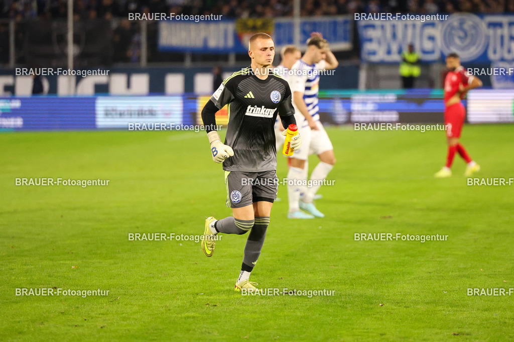 MSV Duisburg - Rot-Weiss Essen  | Duisburg, Deutschland, 26.10.2025 Maximilian Braune (MSV Duisburg)  schaut  während des 3.Liga Spiels zwischen MSV Duisburg und Rot-Weiss Essen in der Schauinsland-Reisen-Arena am 26.10.2025 in Duisburg (Foto von Timo Bluhmki-Schmidt/ Brauer Fotoagentur
