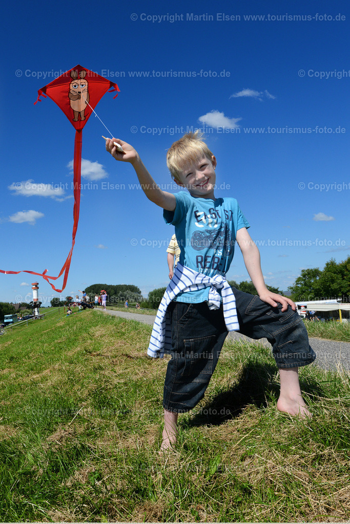 KrautsandELS_8331120812 | Kehdingen - Aufnahmedatum: 12.08.2012, Aufnahmehöhe:  m, Koordinaten:  - , Bildgröße: 4912 x  7360 Pixel - Copyright 2012 by Martin Elsen, Kontakt: Tel.: +49 157 74581206, E-Mail: info@schoenes-foto.deSchlagwörter: Elbe, Krautsand,Drochtersen,Deich,Leuchtturm,Tidenkieker, - Realisiert mit Pictrs.com