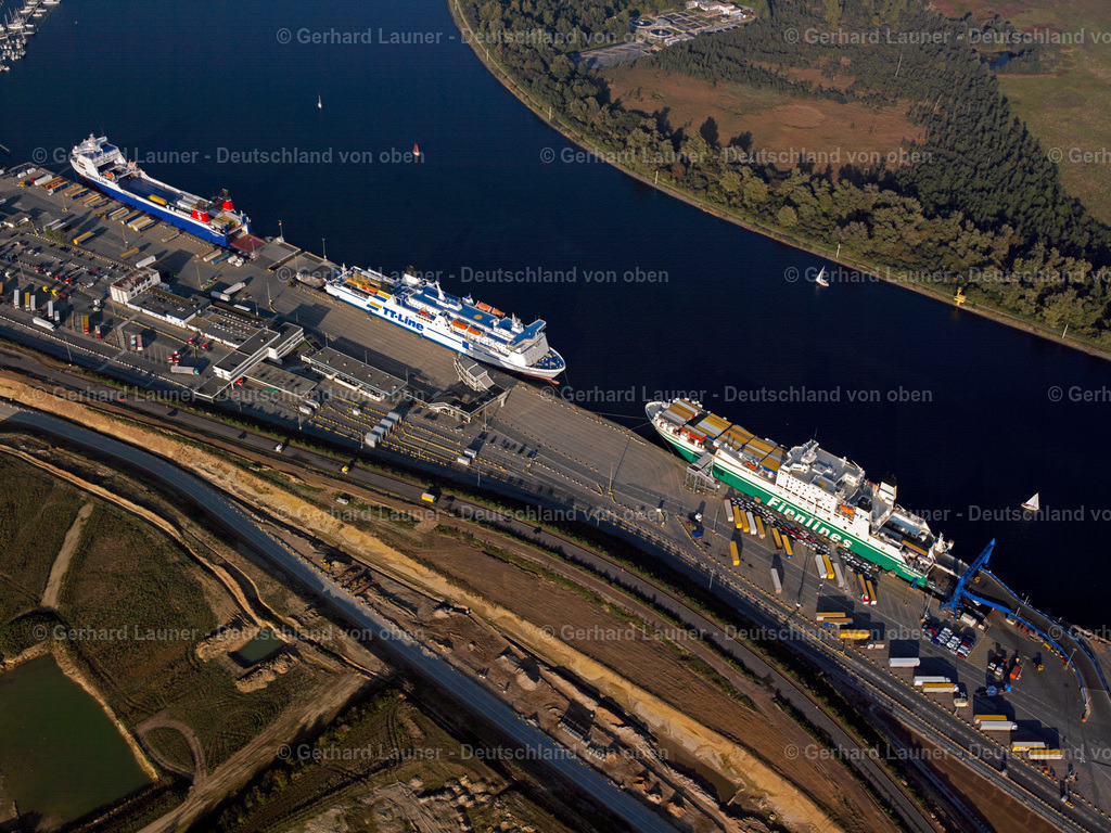 2581202 | Containerschiff, Fähren im Hafen von TravemündeTravemünde