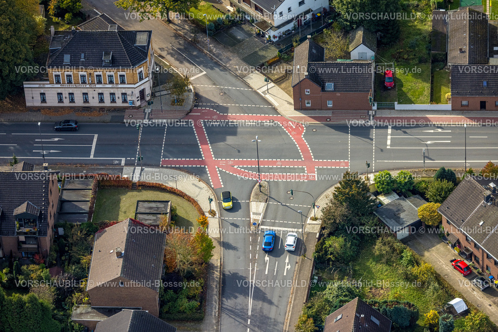 Moers241012639 | Luftbild, Straßenverkehr und rote Radweg Markierung Kreuzung Düsseldorfer Straße und Dorfstraße, Grafschafter Hof Gaststätte, Moers-Schwafheim, Moers, Ruhrgebiet, Nordrhein-Westfalen, Deutschland