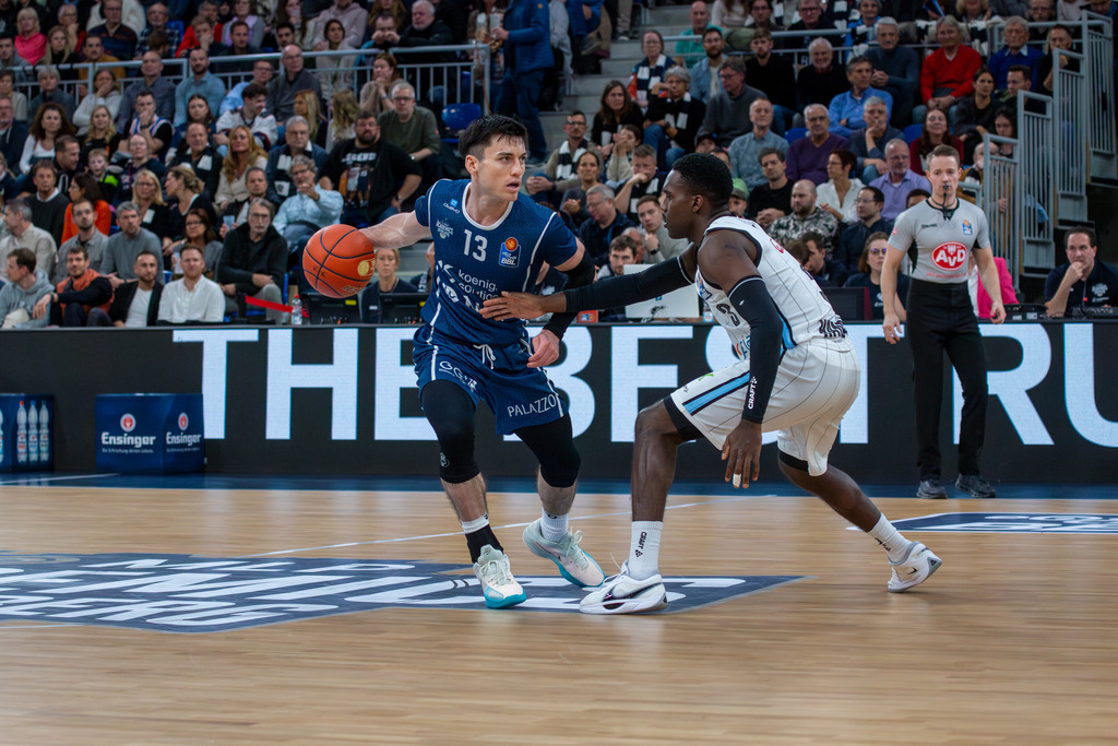 easy Credit BBL, Basketball Bundesliga, Saison 2024/25, 9. Spieltag: MLP Academics Heidelberg gegen Veolia Towers Hamburg. Am Ball: Alex Barcello (13, Heidelberg) | easy Credit BBL, Basketball Bundesliga, Saison 2024/25, 9. Spieltag: MLP Academics Heidelberg gegen Veolia Towers Hamburg. Am Ball: Alex Barcello (13, Heidelberg) - Realisiert mit Pictrs.com