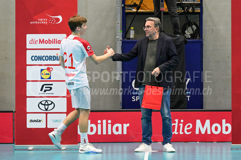 Switzerland U19 vs Finland U19 - 3. February 2024 | Switzerland U19 vs Finland U19
U19 Men International Matches in Switzerland
GoEasy Arena, Siggenthal Station
Best player Switzerland forward #21 Nicola Hocevar with Daniel Bareiss, boss of Swiss Unihockey.
Credit: Markus Aeschimann | <a href="https://www.markus-aeschimann.ch">Sportfotografie Markus Aeschimann</a> | <a href="https://www.instagram.com/sportfotografie.aeschimann">@sportfotografie.aeschimann</a> - Realisiert mit Pictrs.com