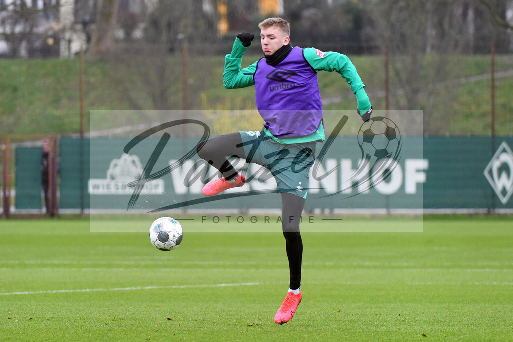 20200227_TRASVW_0078 | Fussball, Herren: Nick Woltemade (Werder Bremen) in Aktion, am Ball, Einzelaktion waehrend der Trainingseinheit des SV Werder Bremen auf dem Trainingsplatz am wohninvest Weserstadion am 27.02.2020 in Bremen, Deutschland. - Realisiert mit Pictrs.com