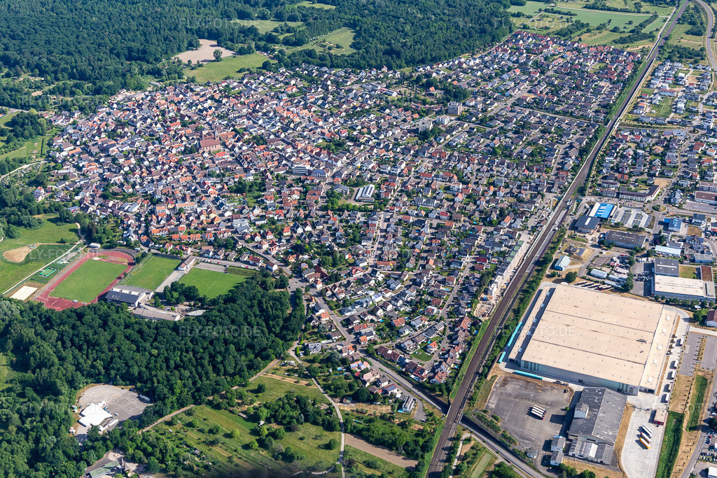 Luftbild:  in Ötigheim im Bundesland Baden-Württemberg in Deutschland. – Foto: IMG_131706.jpg vom 22.05.2022 durch Werner Riehm/FLY-FOTO.de – Auflösung des Originals: 5472 x 3648 px – Gemeinde Ötigheim