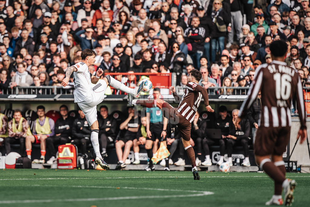 Fußball | Männer | Saison 2025/2026  | Fußball-Bundesliga | 25. Spieltag | FC St. Pauli vs. Eintracht Frankfurt | 08.03.2026 | v.l. Robin Koch (#4, Eintracht Frankfurt) gegen Danel Sinani (#10, FC St. Pauli)