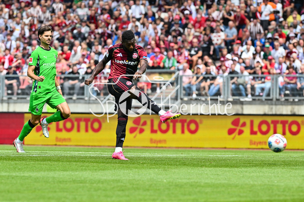 1. FC Nürnberg - Borussia Mönchengladbach | Torschuss von Mickael BIRON (1. FC Nuernberg 7) / Einzelfoto / Freisteller / Testspiel: 1. FC Nuernberg - Borussia Mönchengladbach, Max-Morlock Stadion am 26.07.2025 / DFL REGULATIONS PROHIBIT ANY USE OF PHOTOGRAPHS AS IMAGE SEQUENCES AND/OR QUASI-VIDEO / Julian WEIGL (Borussia Moenchengladbach 8)