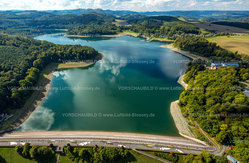 Meschede220901675 | Luftbild, Hennesee Staudamm, Himmelstreppe, Wolkenspeigelungen im Wasser, Meschede-Stadt, Meschede, Sauerland, Nordrhein-Westfalen, Deutschland