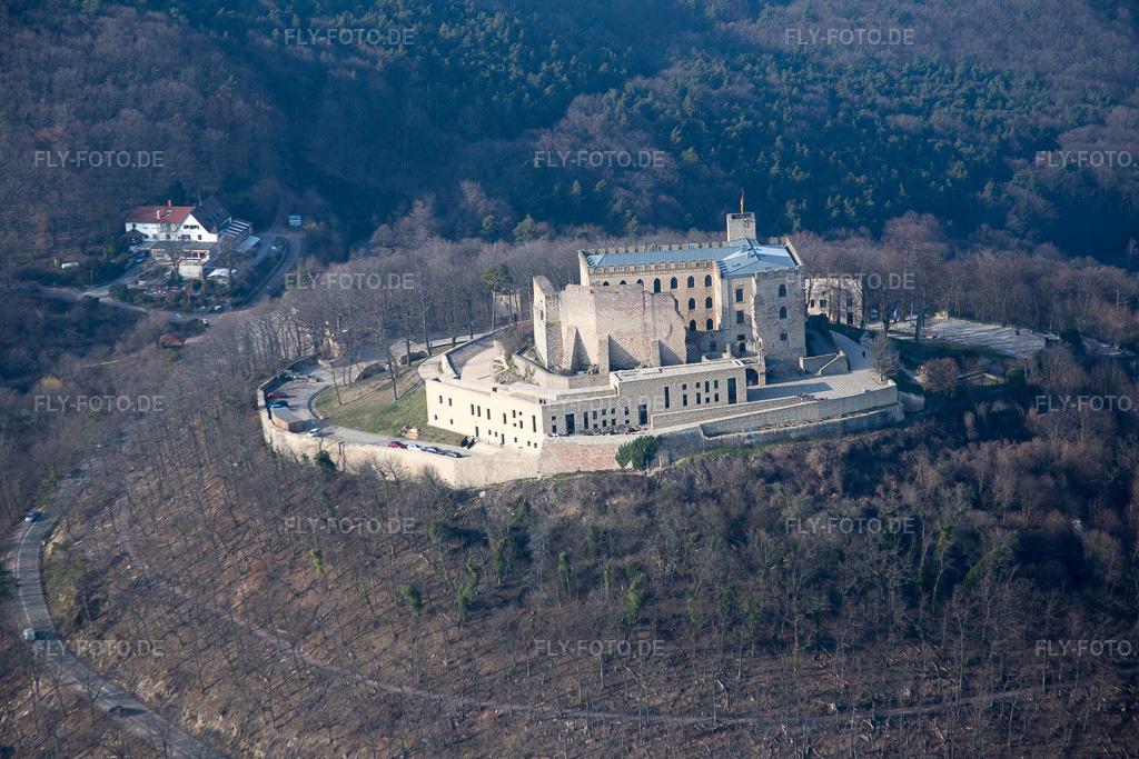 Luftbild: Hambacher Schloß im Ortsteil Diedesfeld in Neustadt im Bundesland Rheinland-Pfalz in Deutschland. Foto: IMG_086518.jpg vom 18.03.2016 durch Werner Riehm/FLY-FOTO.de
