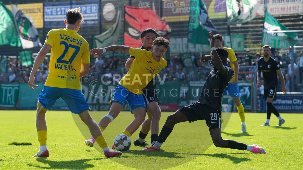 Fußball, Herren, Saison 2025/2026, Regionalliga Nordost, 10. Spieltag, FSV 63 Luckenwalde vs. BSG Chemie Leipzig, Samstag 27.09.2025, Werner-Seelenbinder-Stadion Luckenwalde, | Fußball, Herren, Saison 2025/2026, Regionalliga Nordost, 10. Spieltag, FSV 63 Luckenwalde vs. BSG Chemie Leipzig, Samstag 27.09.2025, Werner-Seelenbinder-Stadion Luckenwalde, Im Bild: v.l. Tim Maciejewski (Luckenwalde), Tim Schleinitz (Luckenwalde), Valon Aliji (Chemie) und Jean Marie Bertrand Nadjombe (Chemie) - Realisiert mit Pictrs.com