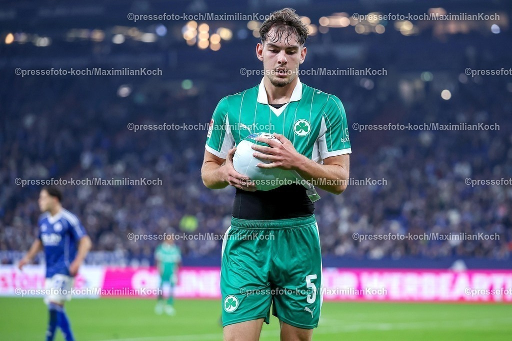 S0426092501228 | 25.09.2025, Fußball, FC Schalke 04 - SpVgg Greuther Fürth, 7.Spieltag, 2. Fußball Bundesliga, Veltins-Arena Gelsenkirchen, Saison 2025 2026: Reno Münz&nbsp;(Greuther Fürth #05) DFB regulations prohibit any use of photographs as image sequences and or quasi-video.