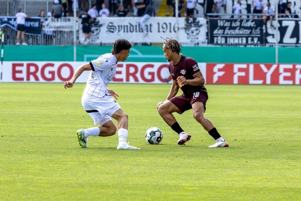 SV Sandhausen gegen RB Leipzig (DFB-Pokal, 1. Runde)***Am Ball: Xavi Simons (10, Leipzig) | SV Sandhausen gegen RB Leipzig (DFB-Pokal, 1. Runde)***Am Ball: Xavi Simons (10, Leipzig) - Realisiert mit Pictrs.com