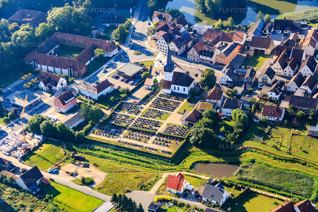 Luftbild: Schloss Weisendorf und Evangelisch-Lutherische Kirche am Friedhof Weisendorf in Weisendorf im Bundesland Bayern in Deutschland. – Foto: IMG_092687.jpg vom 07.08.2016 durch Werner Riehm/FLY-FOTO.de – Auflösung des Originals: 5472 x 3648 px – Schloss Weisendorf – | Evangelische Kirchengemeinde Weisendorf / Rezelsdorf