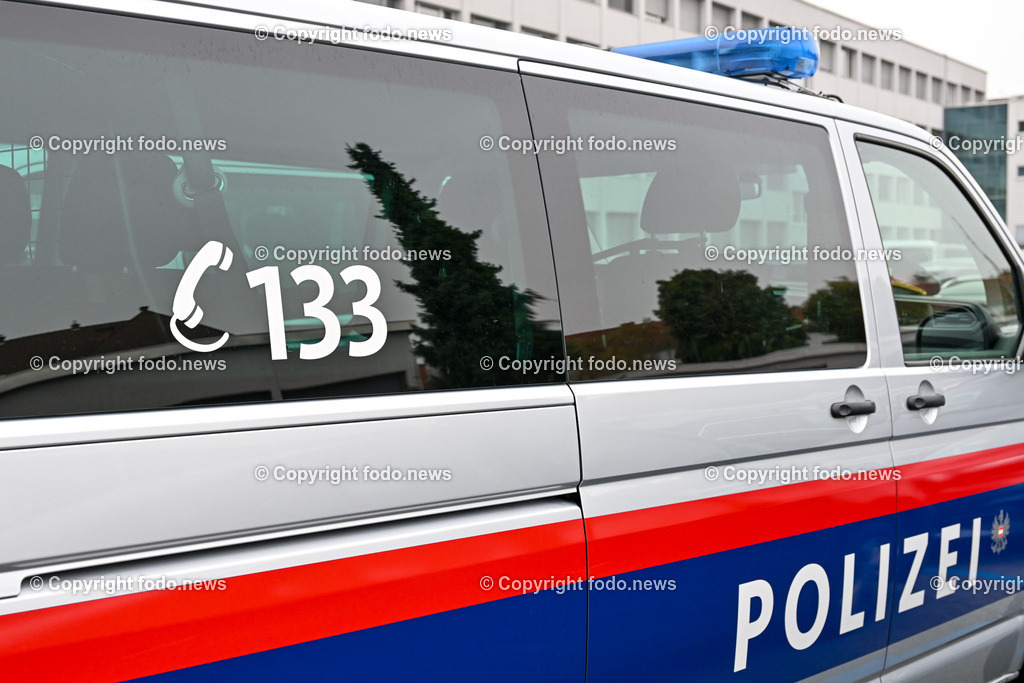 Landespolizeidirektion Ooe_ Pressekonferenz Sicherheitsbudget 2024_ 24.10.2023-36 | 24.10.2023, Landespolizeidirektion Oberoesterreich, AUT, Pressekonferenz Sicherheitsbudget 2024, im Bild Polizeiauto, Polizeifahrzeug, Polizeibus, Einsatzfahrzeug, Blaulicht, Logo, Schriftzug, Notruf