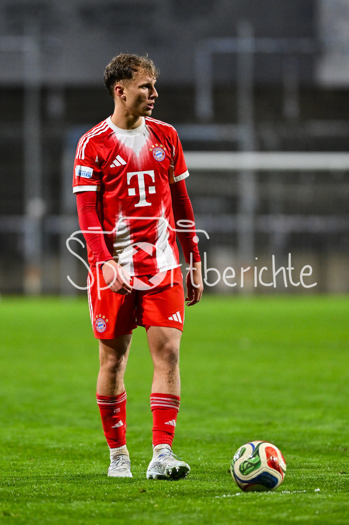 FC Bayern Amateure - SpVgg Unterhaching | MÜNCHEN, DEUTSCHLAND - 24. FEBRUAR: am Ball Kurt RÜGER (FC Bayern München II 8) / Einzelfoto / Freisteller während dem Spiel zwischen den Amateuren des FC Bayern München und der SpVgg Unterhaching am 25. Spieltag der Regionalliga Bayern im Grünwalder Stadion