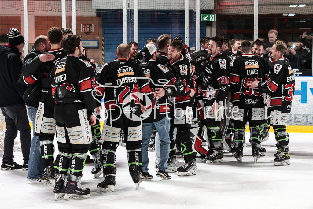 EHC Königsbrunn - TEV Miesbach | Grenzenloer Jubel beim EHC Koenigsbrunn nach dem Gewinn der Bayerliga Meisterschaft im Spiel 3 der Playoffserie gegen den TEV Miesbach / Jubel / Freude / Siegerfoto
