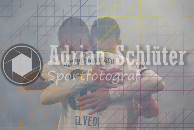 Borussia Mönchengladbach vs Karlsruher SC - DFB-Pokal 2. Runde | Mönchengladbach, Deutschland, 28.10.25:   Nico Elvedi (Borussia Mönchengladbach) Torjubel, jubelt mit Yannik Engelhardt (Borussia Mönchengladbach) nach dem Treffer zum 2:0 waehrend des Spiels der DFB-Pokal 2. Runde zwischen Borussia Mönchengladbach vs Karlsruher SC im Stadion im Borussia Park(Foto von Brauer-Fotoagentur / Adrian Schlueter)