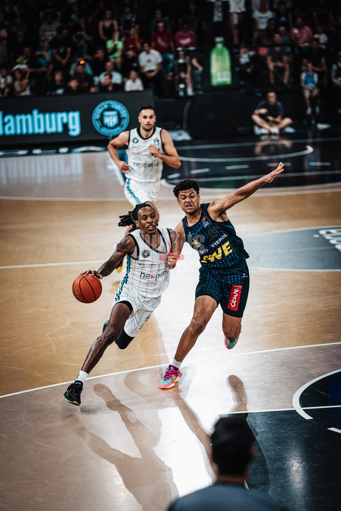 Basketball | Männer | Saison 2024/2025  | easyCredit Basketball Bundesliga | Testspiel | Veolia Towers Hamburg vs. EWE Baskets Oldenburg | 25.08.2024 | v.l. Keondre Kennedy (#11, Veolia Towers Hamburg) gegen Colin Schroeder (#29, EWE Baskets Oldenburg)