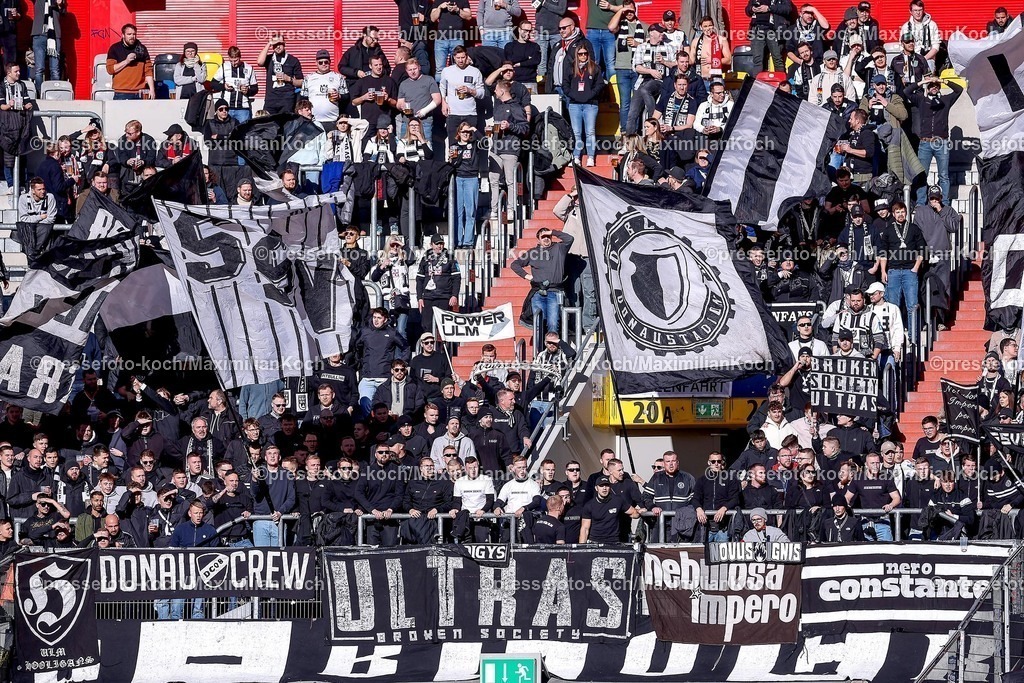 Due01022502137 | 01.02.2025, Fußball, Fortuna Düsseldorf - SSV Ulm 1846, 2.. Fußball Bundesliga, 20. Spieltag, Merkur Spiel-Arena, Saison 2024 2025: Gästeblock Fans Zuschauer DFB regulations prohibit any use of photographs as image sequences and or quasi-video.