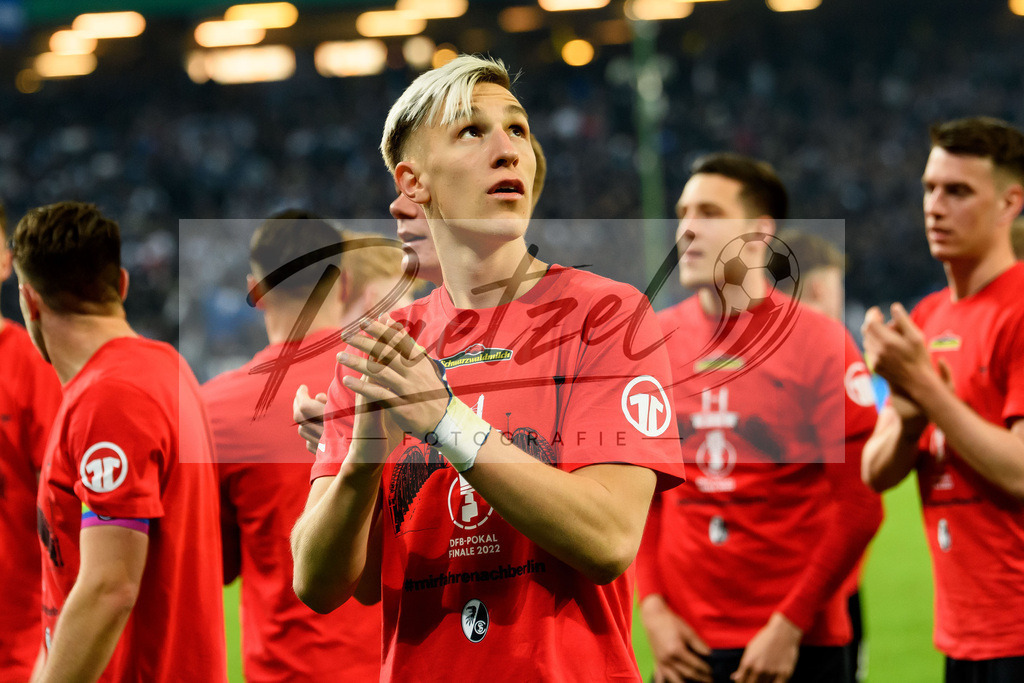 HSVSCF20220419_441 | Fussball, Herren: Nico Schlotterbeck (SC Freiburg) schaut beim DFB-Pokal-Halbfinalspiel zwischen Hamburger SV und SC Freiburg im Volksparkstadion am 19.04.2022 in Hamburg, Deutschland.DFB / DFL REGULATIONS PROHIBIT ANY USE OF PHOTOGRAPHS AS IMAGE SEQUENCES AND/OR QUASI-VIDEO. - Realisiert mit Pictrs.com