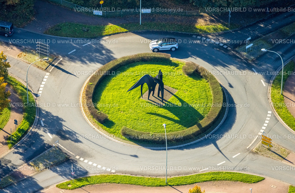 Selm241011273Bork | Luftbild, Kreisverkehr mit Skulptur, Kunstwerk Wing, Netteberger Straße und Ostwall Bundesstraße, B236, Hassel, Selm, Münsterland, Nordrhein-Westfalen, Deutschland