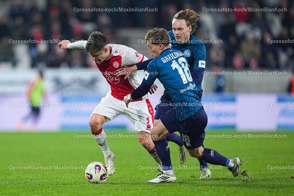 xYDRx01022601070 | 01.02.2026, xydrx, Fußball, 3.Liga, Rot-Weiss Essen - SV Wehen Wiesbaden, Saison 2025 2026, Stadion an der Hafenstraße: Michael Kostka (Rot-Weiss Essen #2)  im Zweikampf gegen Ryan Johansson (SV Wehen Wiesbaden #20) und Fabian Greilinger (SV Wehen Wiesbaden #18)   DFB regulations prohibit any use of photographs as image sequences and or quasi-video. Photo: xYannisxDreimannxPressefotoKochx