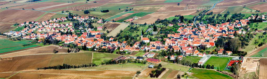 Aerial view: Panorama of agricultural fields and usable areas in Hunspach in the state Bas-Rhin, France. – Photo: IMG_37468-Bearbeitet.jpg taken on 02/07/2011 by Werner Riehm/FLY-FOTO.com – Resolution of the original: 9568 x 2843 px