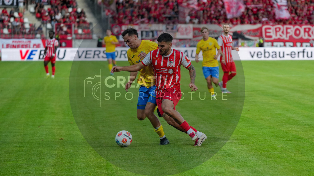 Fußball, Herren, Saison 2025/2026, Regionalliga Nordost, 1. Spieltag, FC Rot-Weiß Erfurt vs. FSV 63 Luckenwalde, Freitag 25.07.2025, Steigerwaldstadion Erfurt, | Fußball, Herren, Saison 2025/2026, Regionalliga Nordost, 1. Spieltag, FC Rot-Weiß Erfurt vs. FSV 63 Luckenwalde, Freitag 25.07.2025, Steigerwaldstadion Erfurt, Im Bild: Simon Gollnack (l. Luckenwalde) und Sofiane Ikene (r. Erfurt) - Realisiert mit Pictrs.com