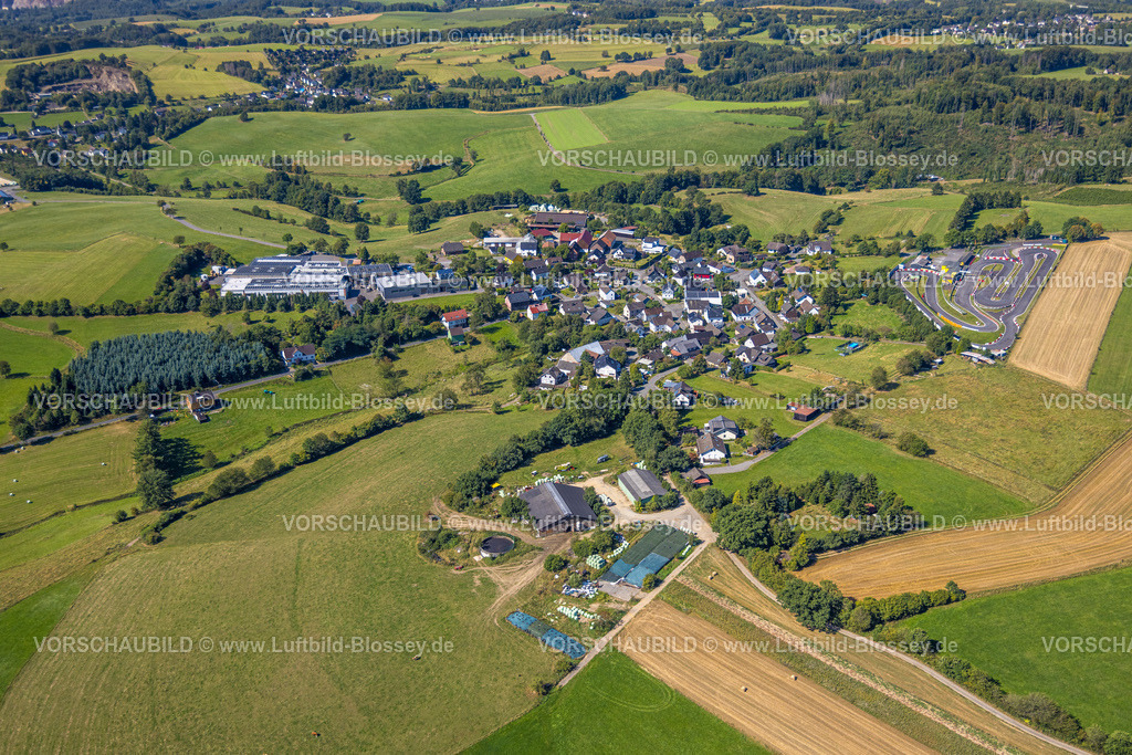 Wenden250812101 | Luftbild, Wohngebiet Ortsansicht Ortsteil Hahn mit Kartbahn Oberberg GMV Motorsport GmbH, Hahn, Reichshof, Sauerland, Nordrhein-Westfalen, Deutschland