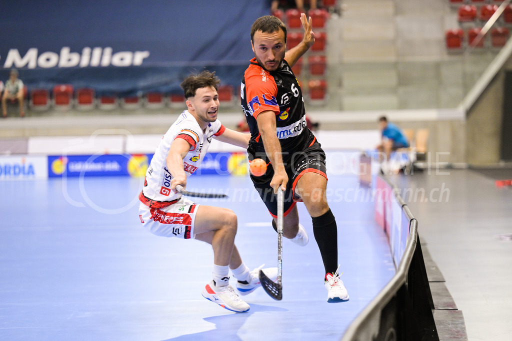 HC Rychenberg vs. Floorball Köniz - 28. August 2022 | HC Rychenberg vs. Floorball Köniz
AXA Arena, Winterthur
Sämi Gutknecht (#6 HC Rychenberg) sticht durch gegen Leon Tringaniello (#7 Floorball Köniz).
Bild: Sportfotografie Markus Aeschimann | www.markus-aeschimann.ch - Realisiert mit Pictrs.com