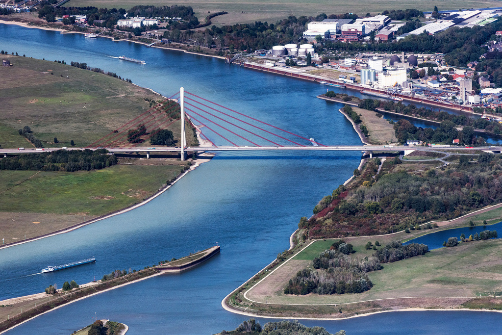 dr__0056157.jpg | WESEL 17.09.2020 Fluß - Brückenbauwerk Niederrheinbrücke über den Rhein im Ortsteil Büderich in Wesel im Bundesland Nordrhein-Westfalen, Deutschland. Weiterführende Informationen bei: Arcadis Germany GmbH,  DYWIDAG-Systems International,  Donges SteelTec GmbH,  Landesbetrieb Straßenbau Nordrhein-Westfalen,  Leonhardt, Andrä und Partner Beratende Ingenieure VBI AG. // River - bridge construction Niederrheinbruecke over the rhine river in the district Buederich in Wesel in the state North Rhine-Westphalia, Germany. Further information at: Arcadis Germany GmbH,  DYWIDAG-Systems International,  Donges SteelTec GmbH,  Landesbetrieb Strassenbau Nordrhein-Westfalen,  Leonhardt, Andrae und Partner Beratende Ingenieure VBI AG. Foto: Daniel Reiter
