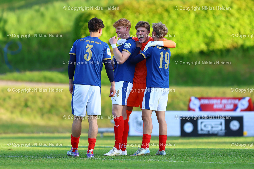NH_JFVLübeckU19_HolsteinKielU19_SHFVLandespokal_14052026 | #34 Konstantin Kaiser (Holstein Kiel U19) bejubelt mit seinen Teamkollegen den Gewinn des SHFV-Pokals.Fußball I Junioren I SHFV-Landespokal (A-Junioren) I Saison 2025-2026 I Finale I JFV Lübeck U19 - Holstein Kiel U19 I 14.05.2026 I Uwe-Seeler-Fußball-Park
