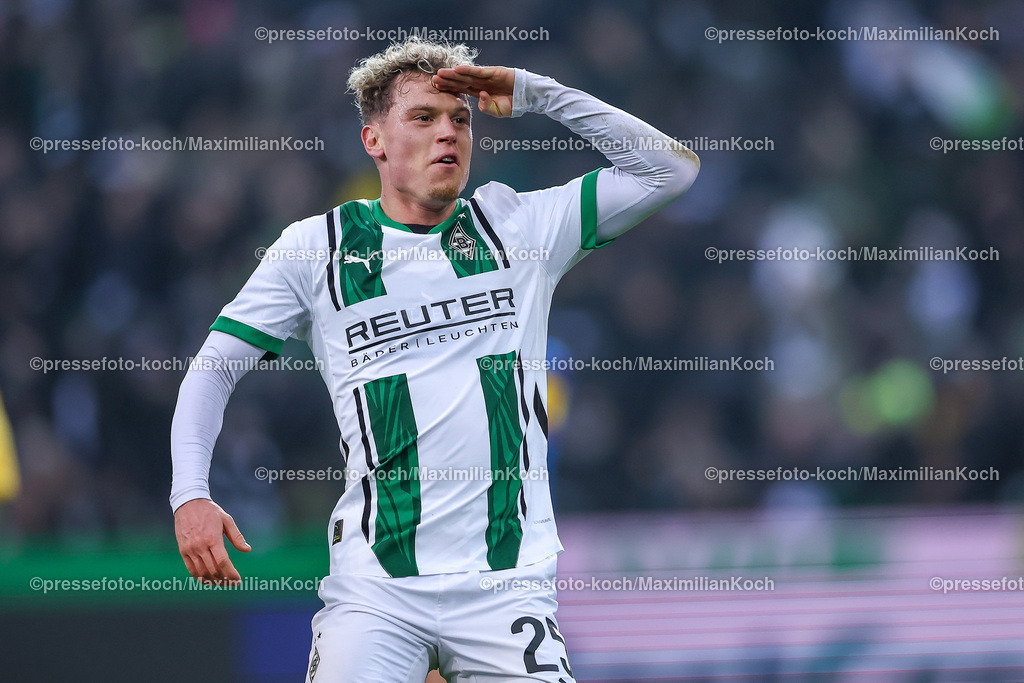 BMG14122401038 | 14.12.2024, Fußball, Borussia Mönchengladbach - Holstein Kiel, 1. Fußball Bundesliga, Borussia-Park, Saison 2024 2025: Torjubel nach dem 2:0 durch Torschüptze Robin Hack (Mönchengl. #25) DFB regulations prohibit any use of photographs as image sequences and or quasi-video.