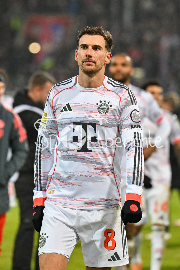 1. FC Heidenheim - FC Bayern München | HEIDENHEIM, GERMANY - 21. DECEMBER: die Spieler des FC Bayern feiern zusammen mit den Fans den Auswärtssieg in Heidenheim nach dem Bundesligamatch zwischen dem 1. FC Heidenheim und dem FC Bayern München am 15. Spieltag in der Voith-Arena / DFL REGULATIONS PROHIBIT ANY USE OF PHOTOGRAPHS AS IMAGE SEQUENCES AND/OR QUASI-VIDEO / Leon GORETZKA (FC Bayern Munich 8)